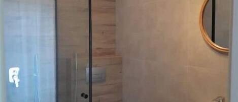 SĂšche-cheveux, serviettes fournies, savon, shampoing