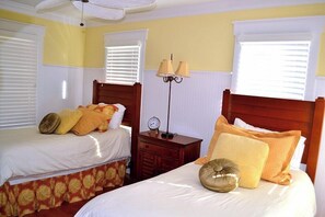 3 Schlafzimmer, Schreibtisch, Reisekinderbett, WLAN