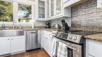 Een koelkast, een magnetron, een oven, een vaatwasser