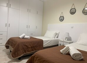 3 bedrooms, in-room safe, desk, iron/ironing board