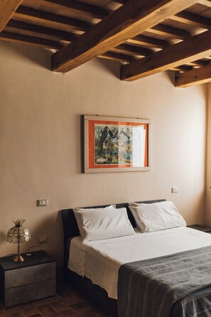 1 bedroom, iron/ironing board, travel crib, free WiFi - Podere Biricocolo-Il Cortile- In the  countryside, 20 km from  Siena.  (Toscana)