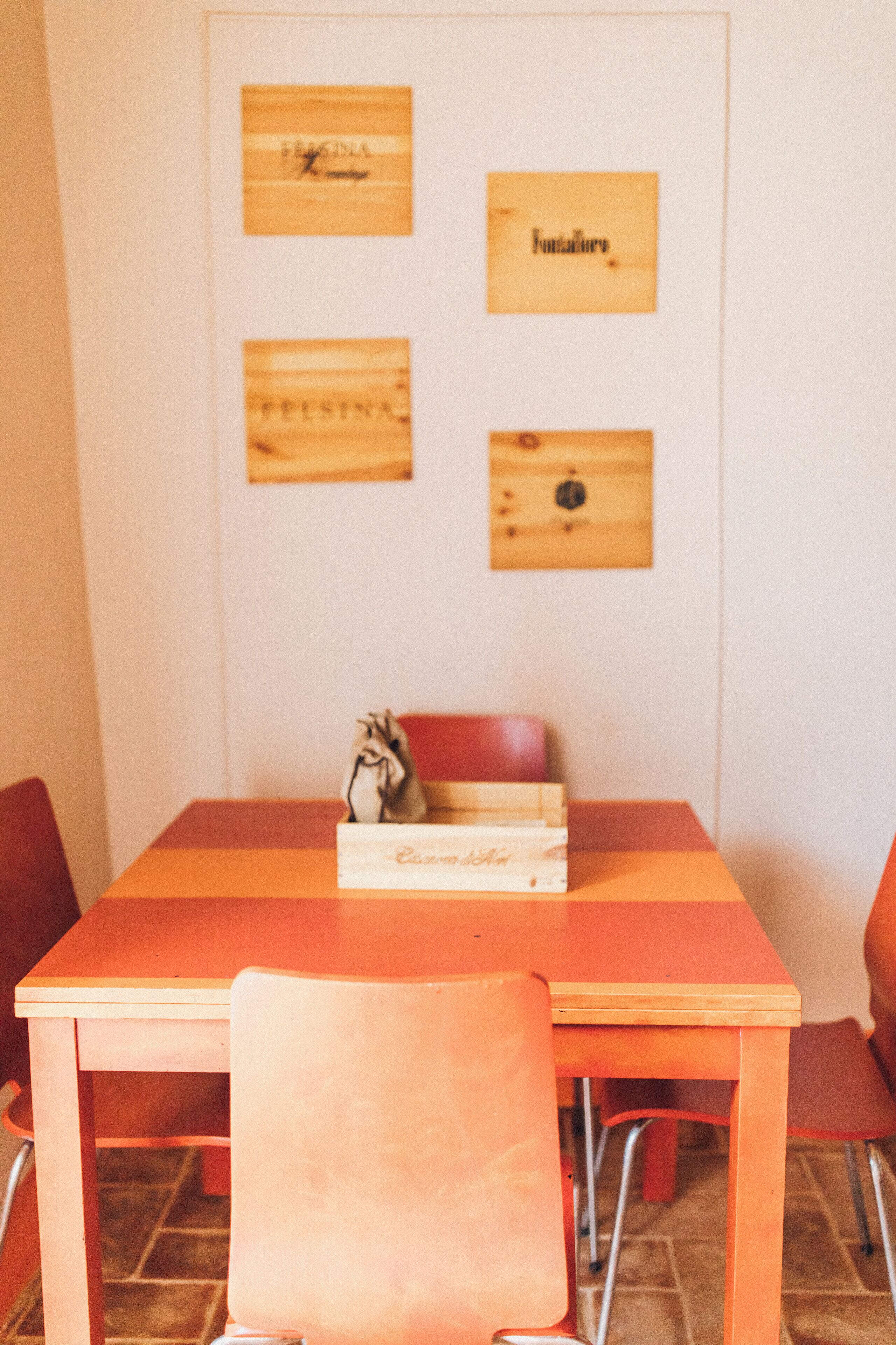 Una mesa de comedor con una caja de madera etiquetada 
