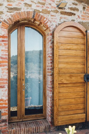Exterior detail - Podere Biricocolo-Il Cortile- In the  countryside, 20 km from  Siena.  (Toscana)