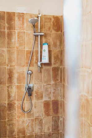 Douche, sèche-cheveux, bidet, serviettes fournies