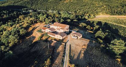 Podere Biricocolo-Il Cortile- In the countryside, 20 km from Siena.