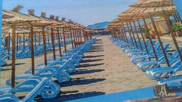 Beach nearby, white sand, 4 beach bars