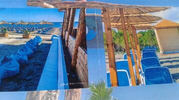 Beach nearby, white sand, 4 beach bars