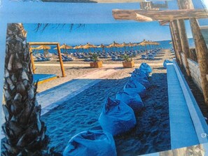 Beach nearby, white sand, 4 beach bars