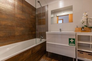 Haartrockner, Handtücher, Seife, Shampoo