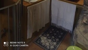 Cozinha compacta com micro-ondas, pia e um pequeno balcão.