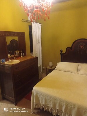 1 bedroom, bed sheets - 4 varese street (Castagneto Carducci)