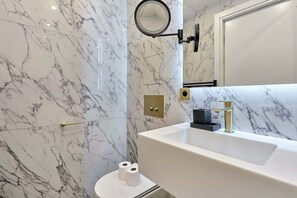 Douche, sèche-cheveux, serviettes fournies, savon