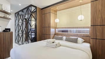 Tabla de planchar con plancha, wifi gratis y ropa de cama