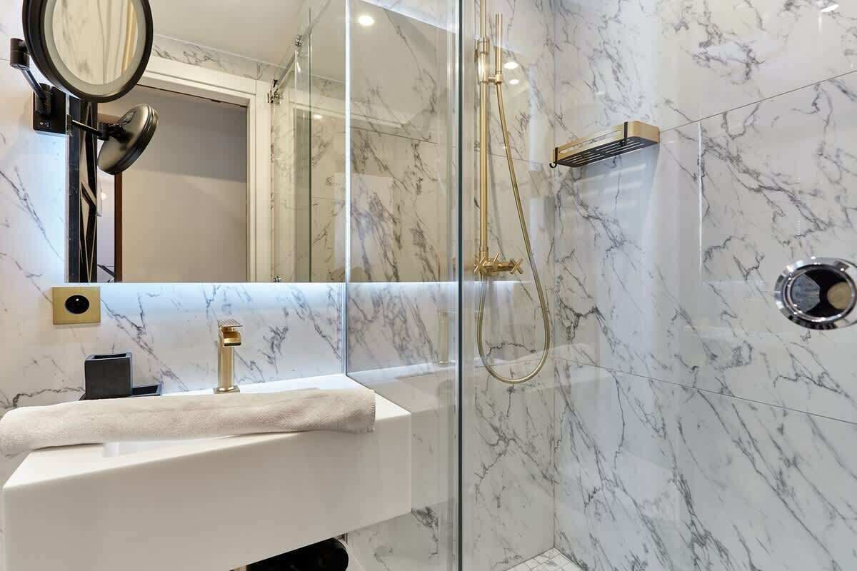 Een douche, een haardroger, handdoeken, zeep