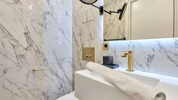 Regadera, secadora de cabello, toallas, jabón