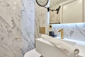 Douche, sèche-cheveux, serviettes fournies, savon