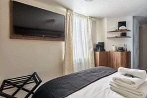 Iron/ironing board, free WiFi, bed sheets - Magnificent New Studio Louvre Palais Royal (Paris)