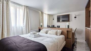 Tabla de planchar con plancha, wifi gratis y ropa de cama