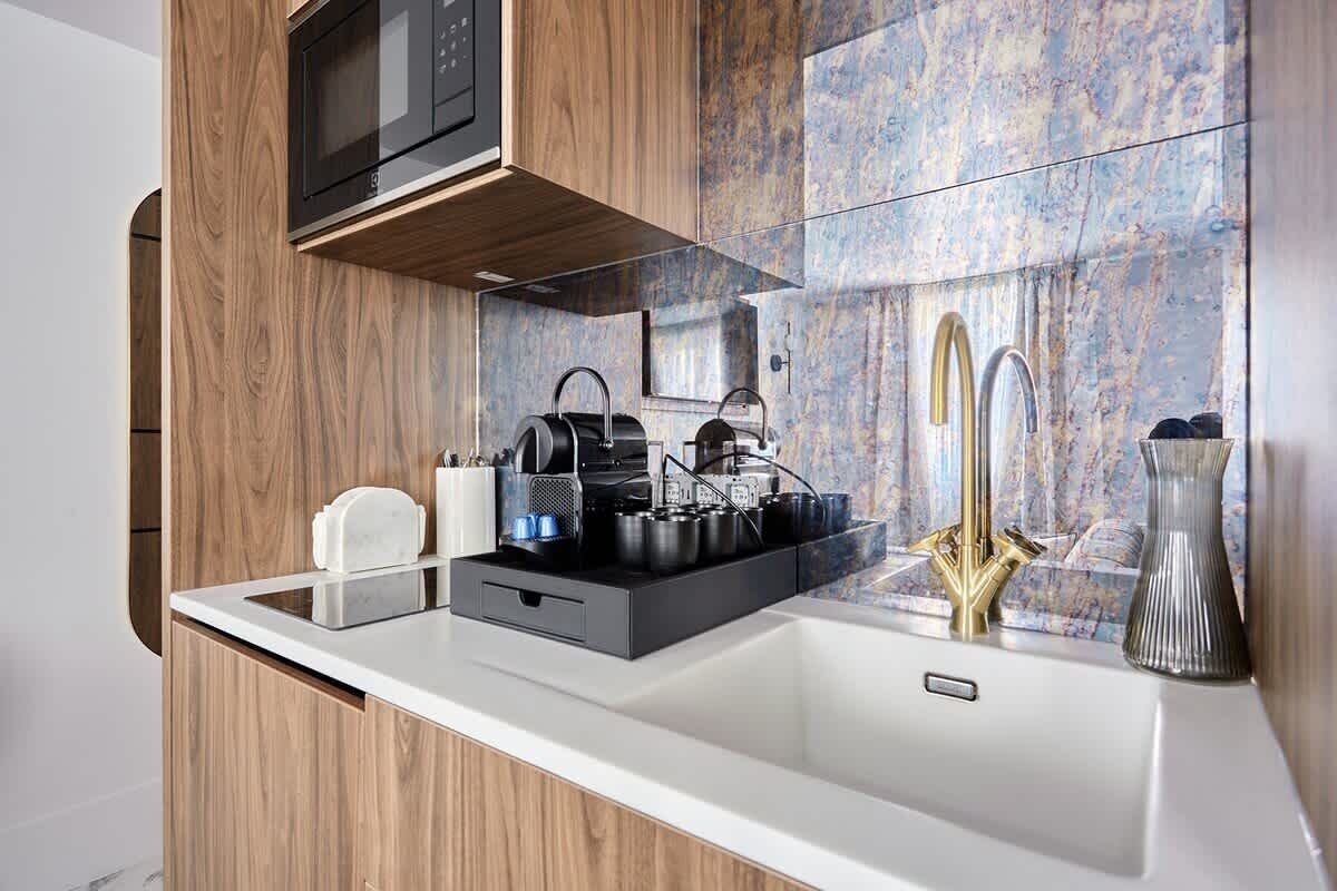 Refrigerador, microondas, parrilla de estufa y cafetera y tetera 