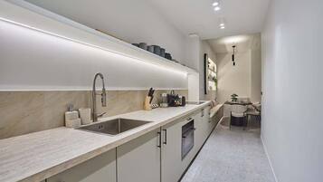 Refrigerador, microondas, placa de cocina, cafetera/tetera