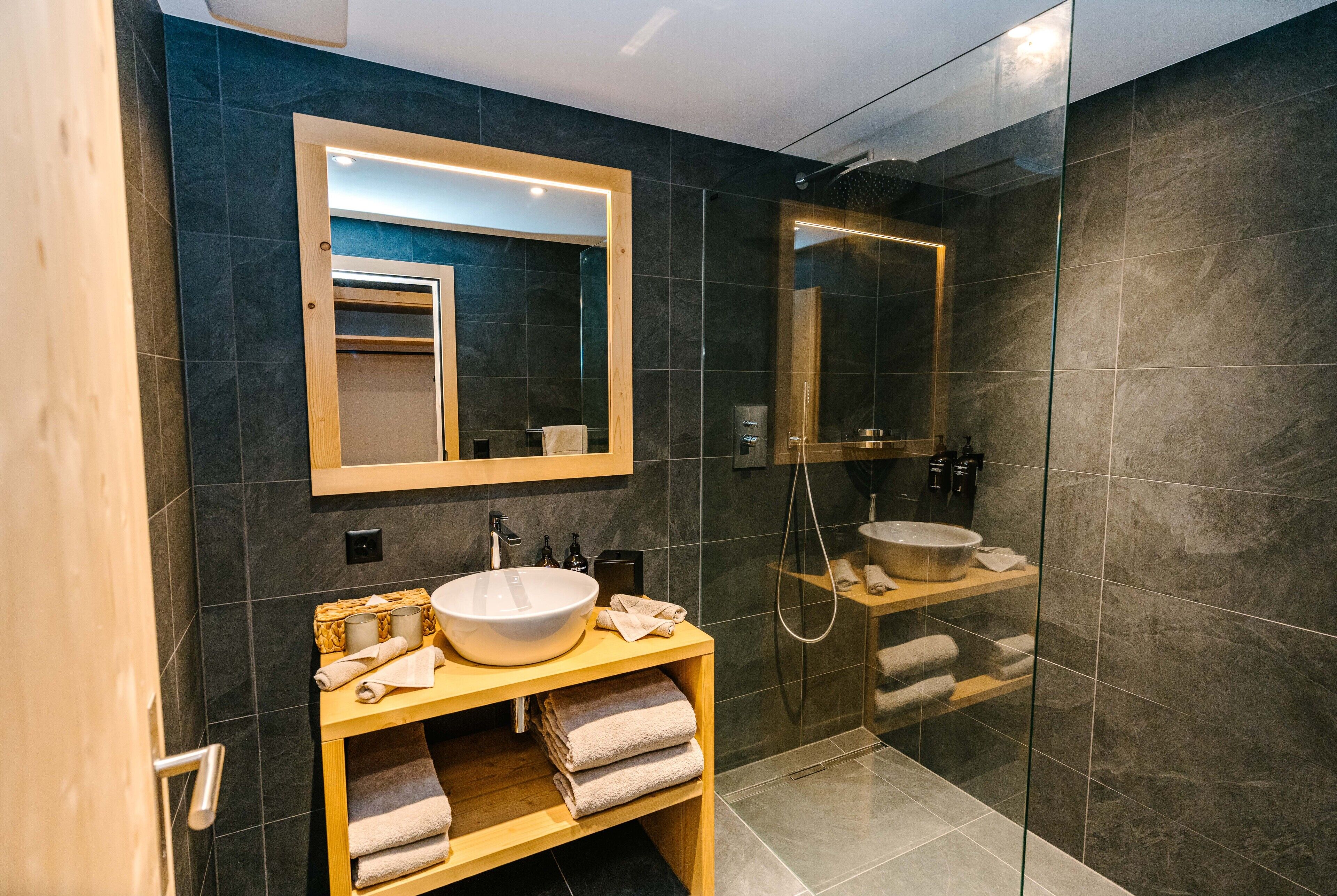 Suite Familiale, terrasse | Salle de bain