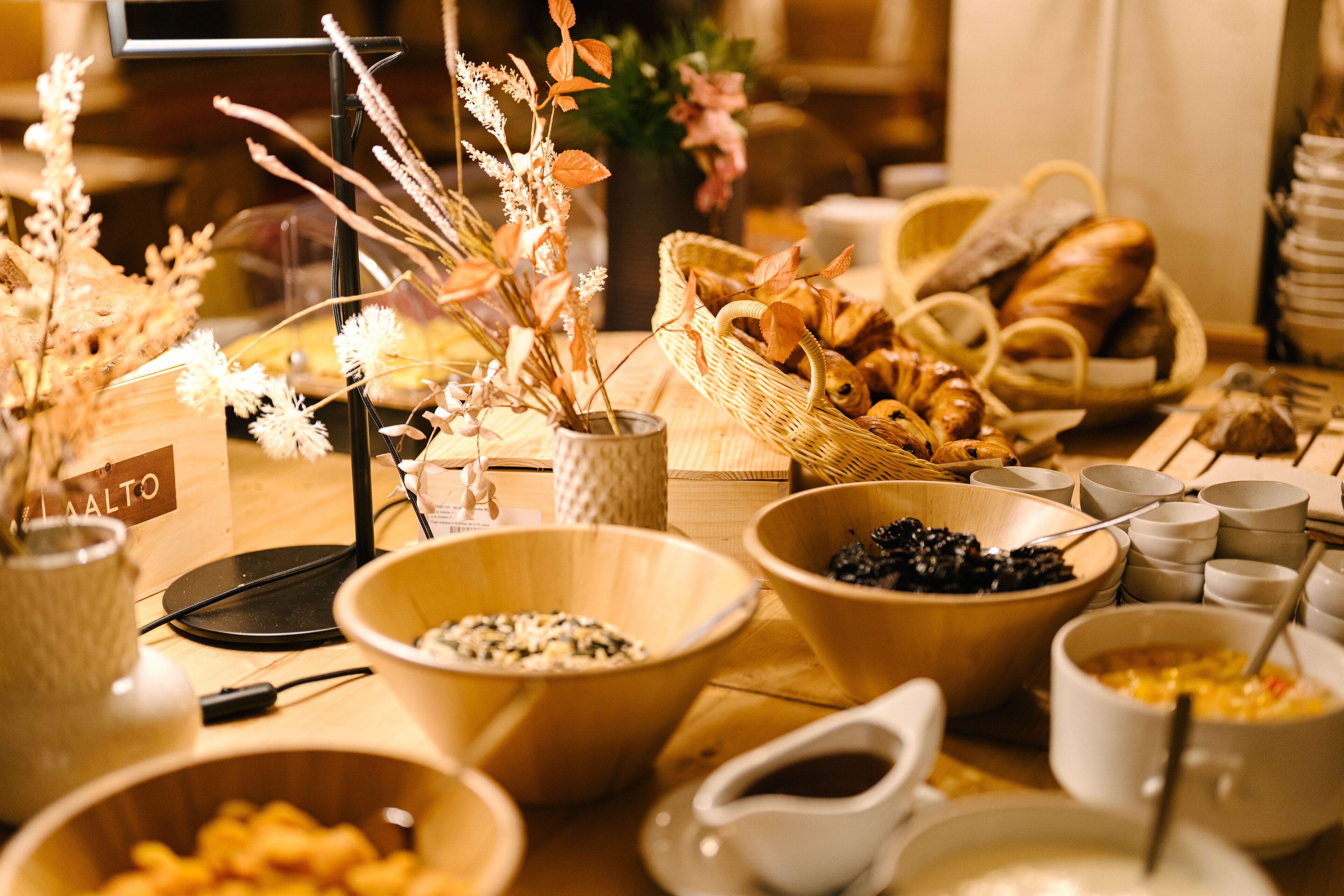 Un buffet de petit-déjeuner proposant une variété d’aliments et d’éléments décoratifs.