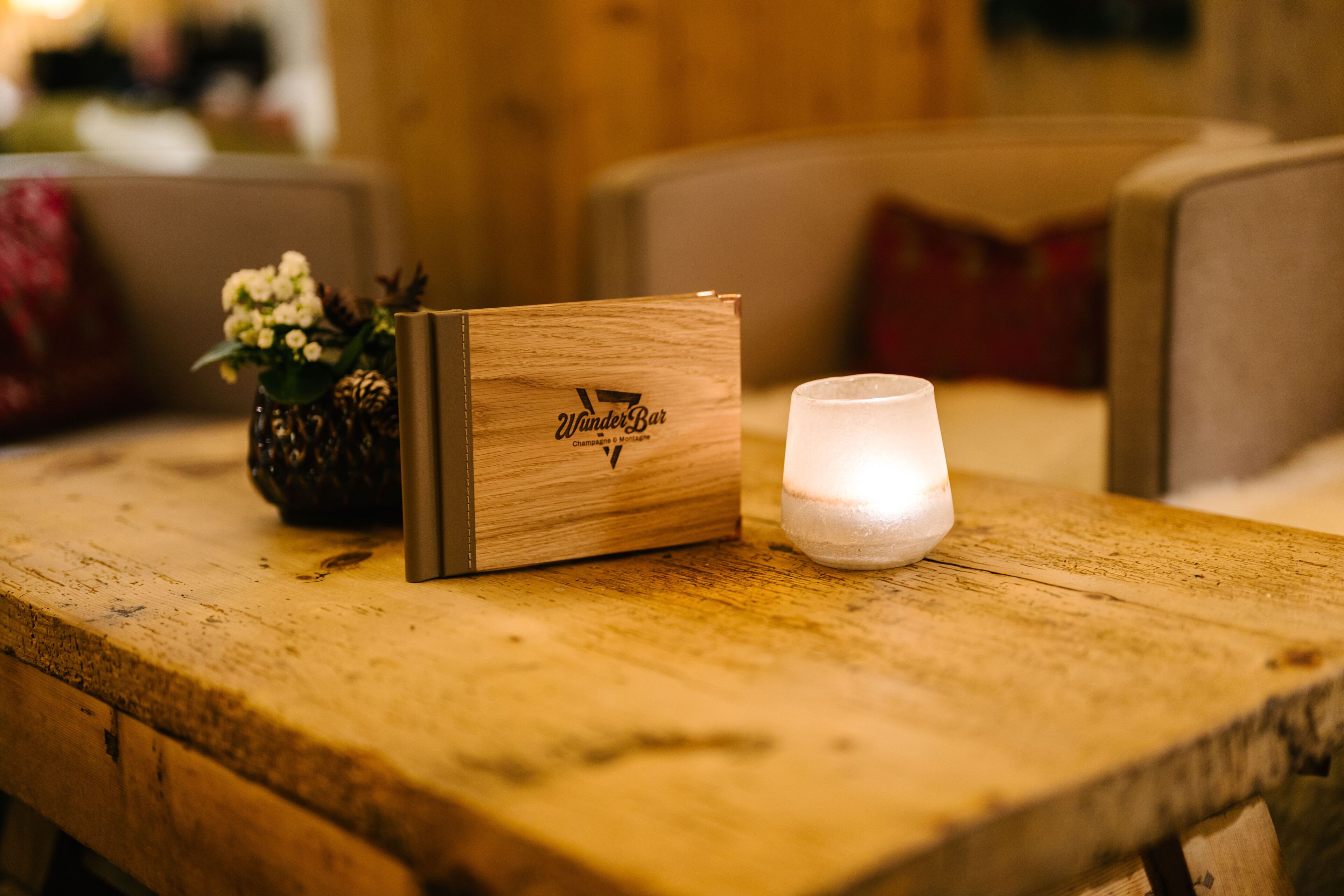 Een houten tafel met een houten doos waarop 