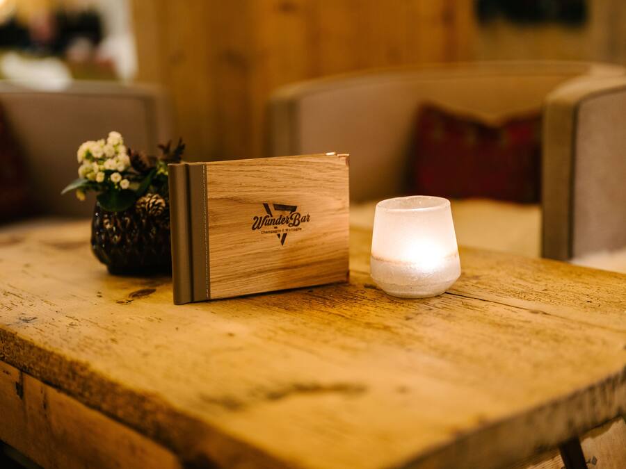 Een houten tafel met een houten doos waarop