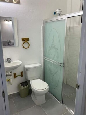 Toallas, jabón, papel de baño 