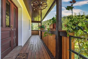 Perhehuoneisto, useita makuuhuoneita, vuorten lähellä (Vineyard Suite Kolpa Zupančič A) | Parveke