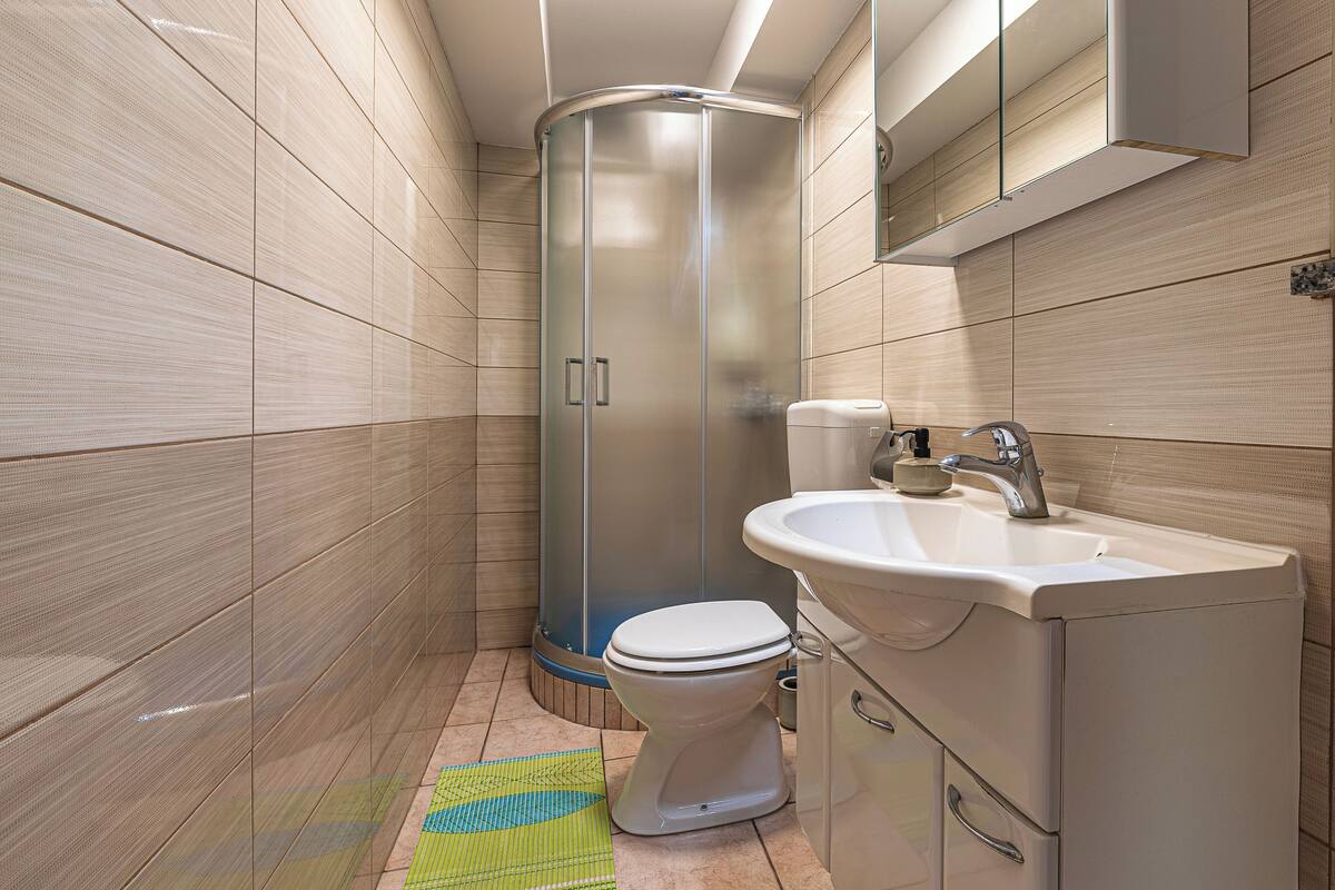 Family Apartment, 1 Bedroom (Vineyard Suite Kolpa Zupančič B) | Bathroom | Shower, towels, soap, shampoo