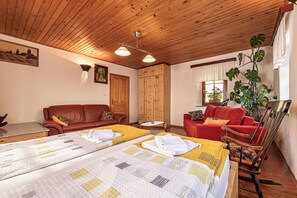 Family Apartment, Multiple Bedrooms, Mountainside (Vineyard Suite Kolpa Zupančič A) | 1 bedroom, desk, free WiFi, bed sheets - Kolpa Zupančič Vineyard Apartments (Črnomelj)