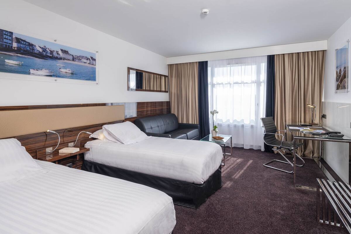 Phòng 2 giường đơn Executive | Bộ đồ giường cao cấp, minibar, két bảo mật tại phòng, bàn 