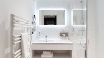 Suite Executive | Bagno | Doccia, set di cortesia gratuito, asciugacapelli, asciugamani