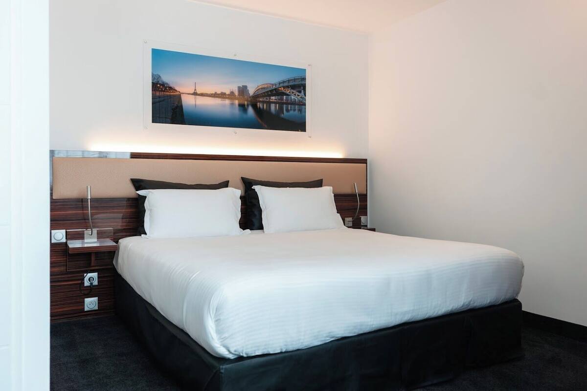 Phòng Suite Premium | Bộ đồ giường cao cấp, minibar, két bảo mật tại phòng, bàn 