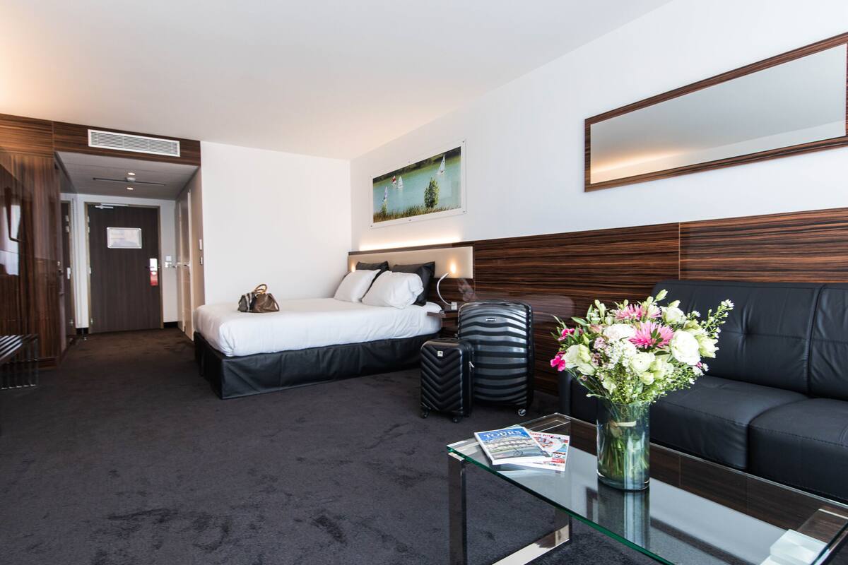 Phòng Suite Executive | Bộ đồ giường cao cấp, minibar, két bảo mật tại phòng, bàn 