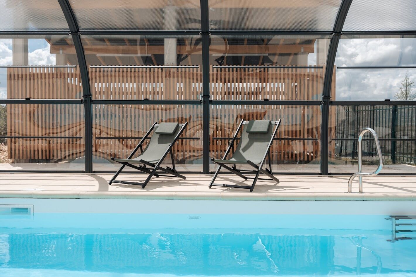 Piscina coperta, piscina stagionale all'aperto