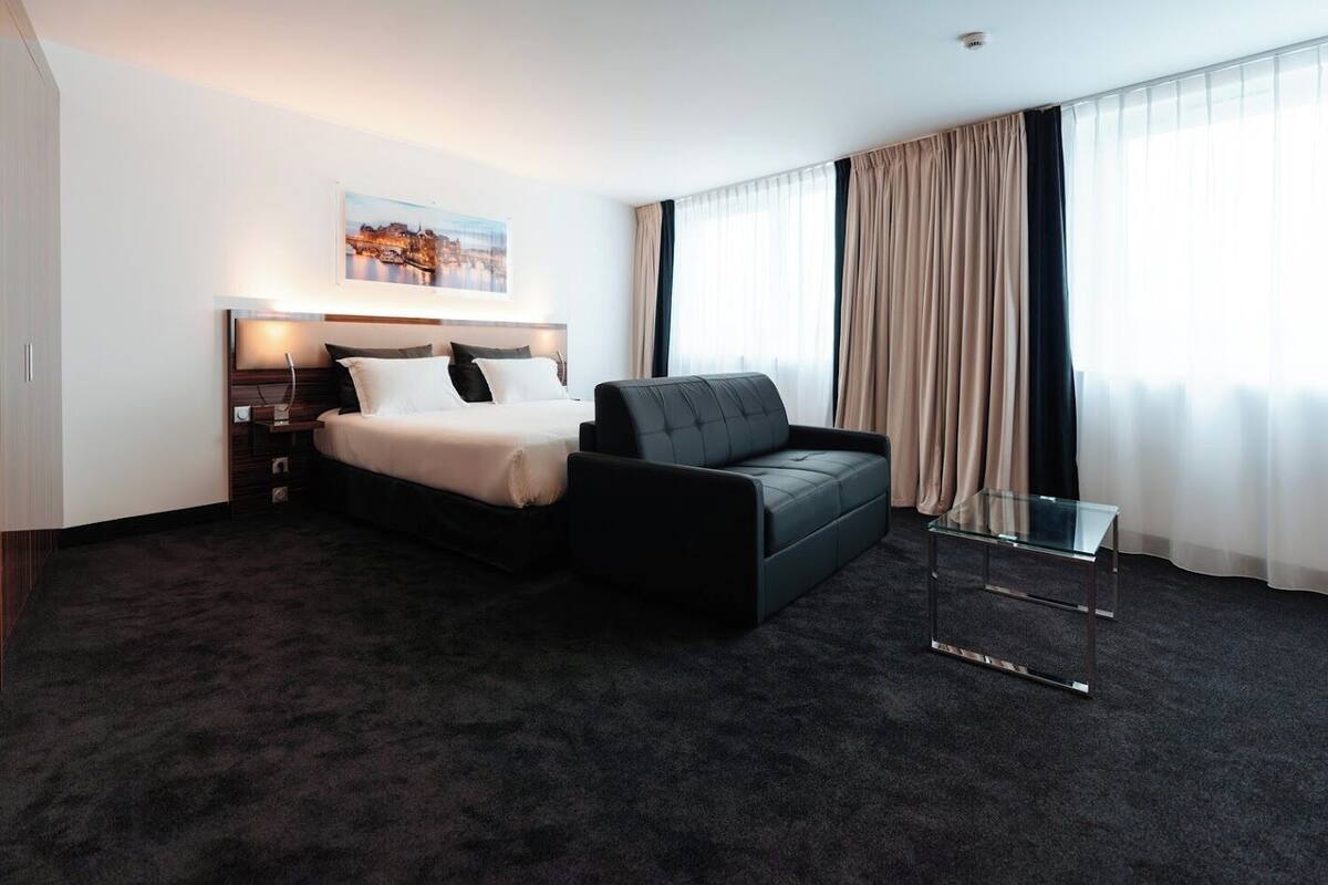 Phòng Suite Premier | Bộ đồ giường cao cấp, minibar, két bảo mật tại phòng, bàn 