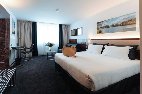 Kamar Double Eksekutif | Seprai premium, minibar, brankas, dan meja kerja