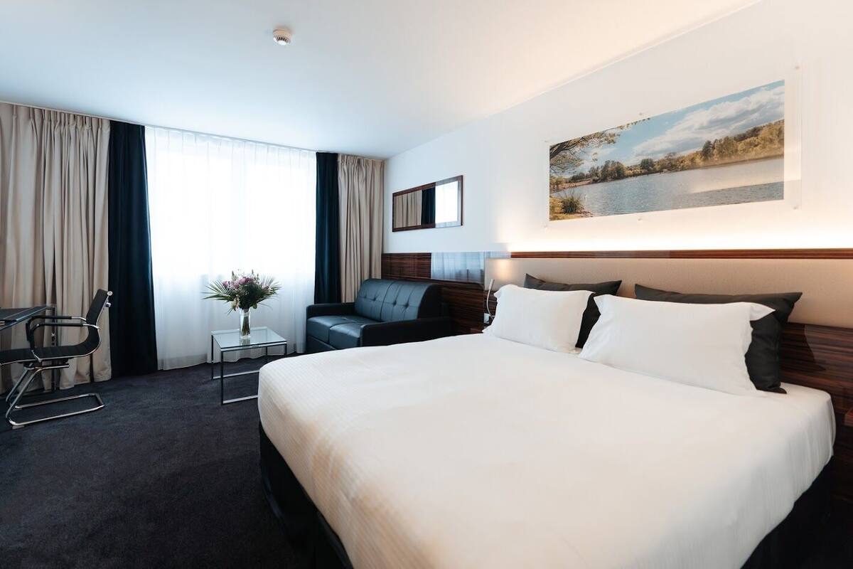 Bộ đồ giường cao cấp, minibar, két bảo mật tại phòng, bàn 