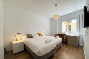 3 bedrooms, desk, iron/ironing board, WiFi