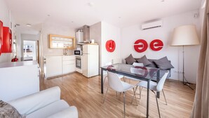 Un apartamento moderno con comedor, cocina y sala de estar.