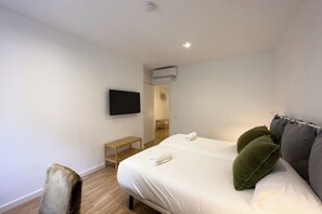 3 habitaciones, tabla de planchar con plancha, wifi y ropa de cama