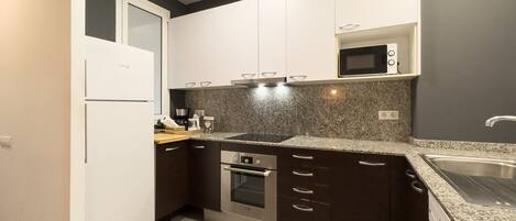 Geladeira, micro-ondas, fogão, cooktop