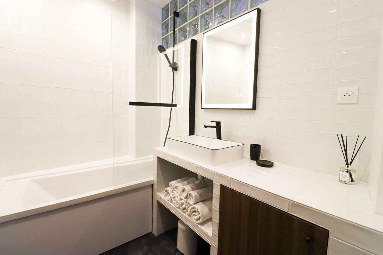 Sèche-cheveux, serviettes fournies