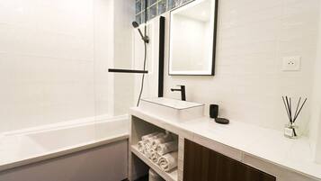 SĂšche-cheveux, serviettes fournies