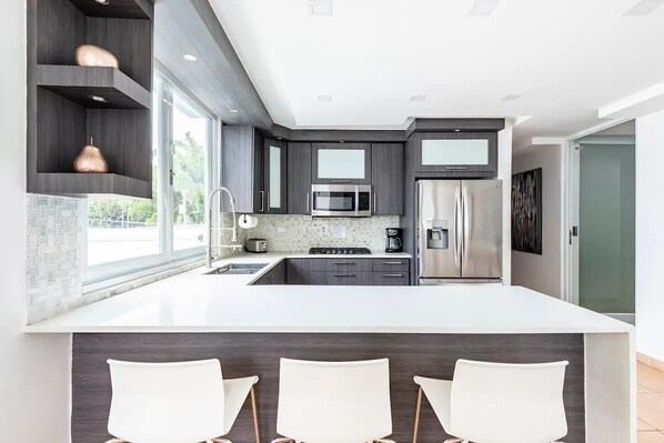 Geladeira, micro-ondas, cooktop, cafeteira/chaleira