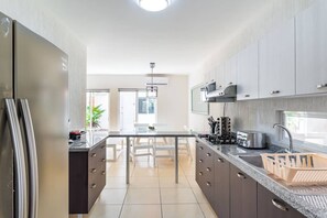 Een koelkast, een magnetron, een oven, een kookplaat