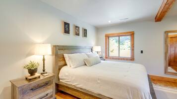 3 bedrooms, desk, iron/ironing board, internet