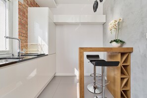 Apartamento, 1 habitación, balcón | Cocina privada | Microondas, horno, lavavajillas y utensilios de cocina